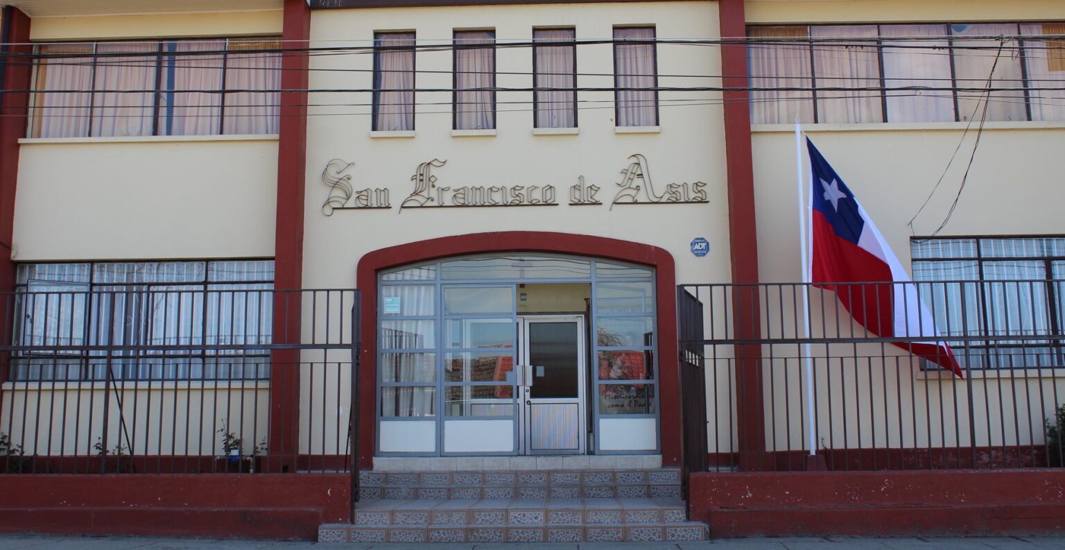 Entrada principal del colegio en Purén 747